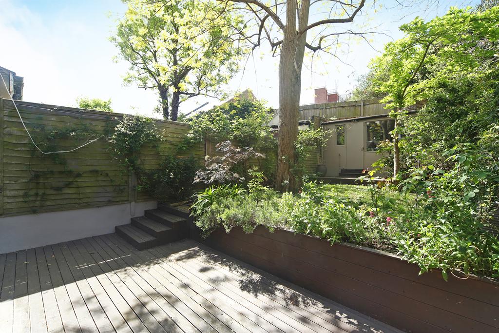Barclay Road, Fulham, SW6 2 bed flat £2,817 pcm (£650 pw)