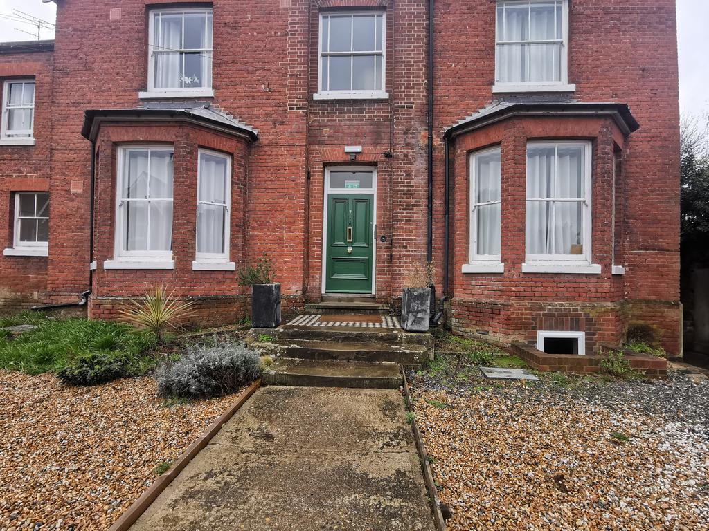 Ethelbert Road, Canterbury CT1 Studio £685 pcm (£158 pw)