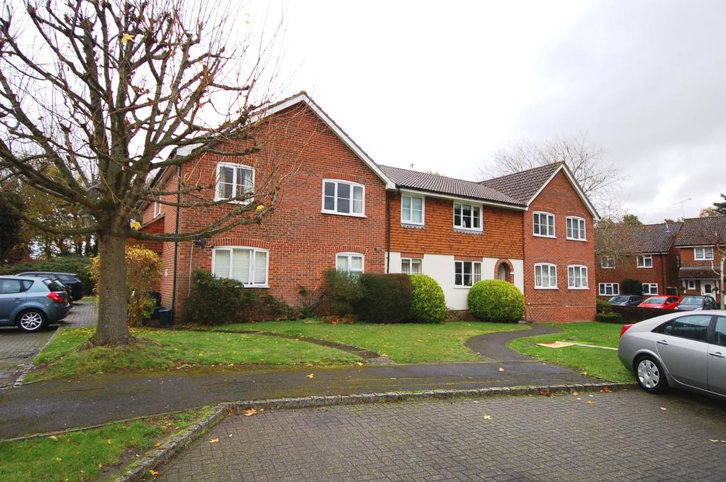 Laird Court, Bagshot 1 bed flat to rent £900 pcm (£208 pw)
