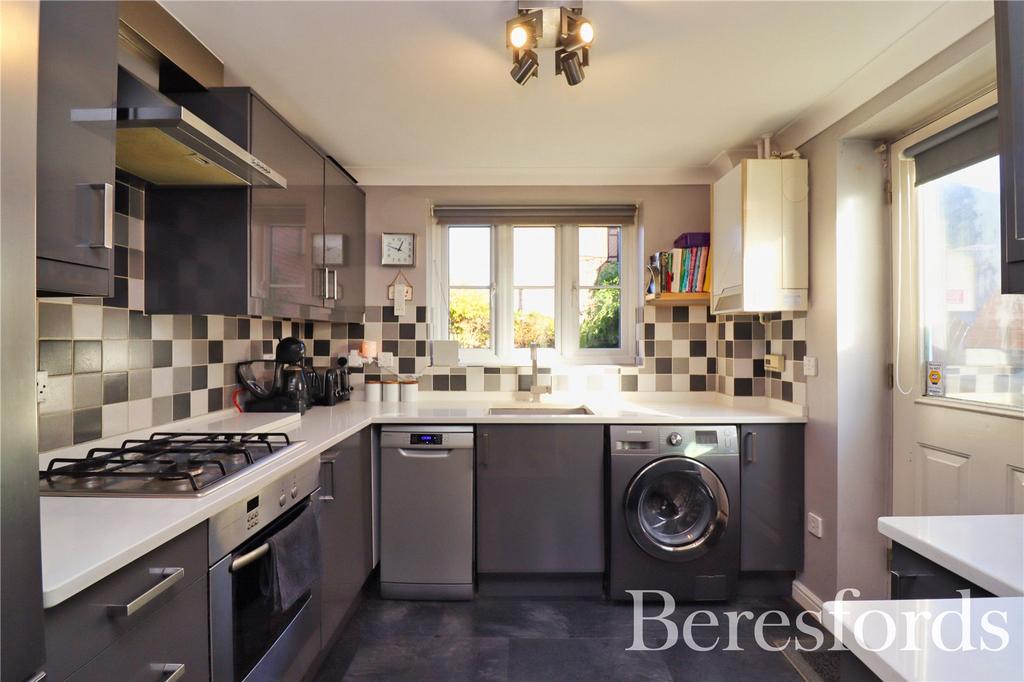 Langley Place, Billericay, CM12 3 bed detached house £500,000