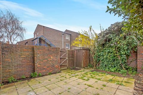 40 Rivington Walk, London, E8 4JT