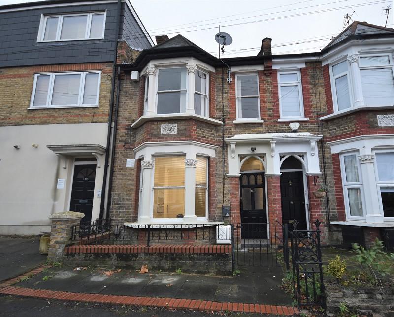 1 Cavendish Road, Highams Park, London. E4 9NQ Studio £800 pcm (£185 pw)