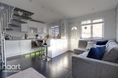 24 Stephens Close, Romford, RM3 7RS