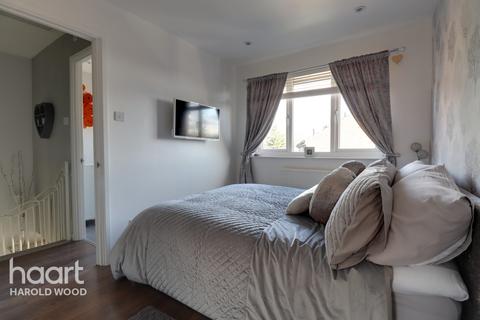 24 Stephens Close, Romford, RM3 7RS