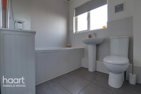 24 Stephens Close, Romford, RM3 7RS