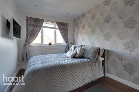 24 Stephens Close, Romford, RM3 7RS