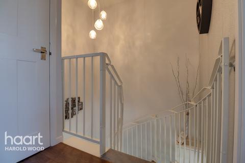 24 Stephens Close, Romford, RM3 7RS