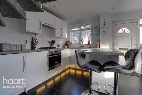 24 Stephens Close, Romford, RM3 7RS