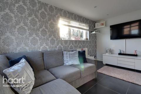 24 Stephens Close, Romford, RM3 7RS