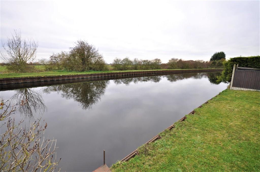South End, Thorne, Doncaster 3 bed semidetached house £240,000