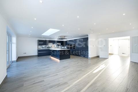 4 Hartland Close, Edgware, HA8 8RL