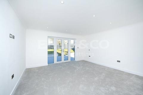 4 Hartland Close, Edgware, HA8 8RL
