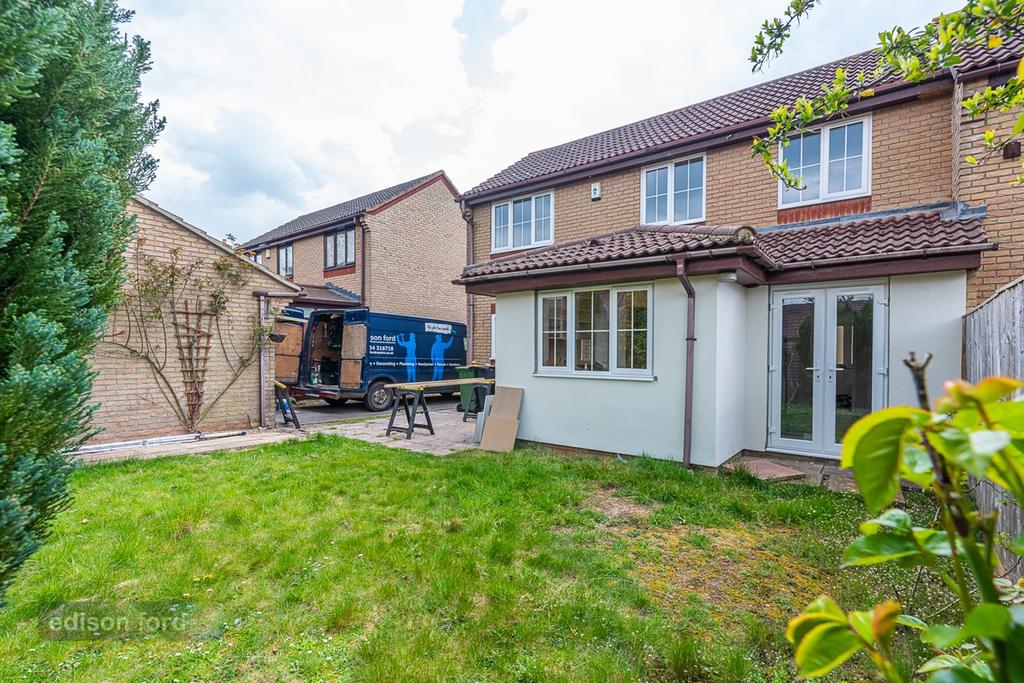 Long Croft, Yate, Bristol, BS37 3 bed end of terrace house £1,250 pcm