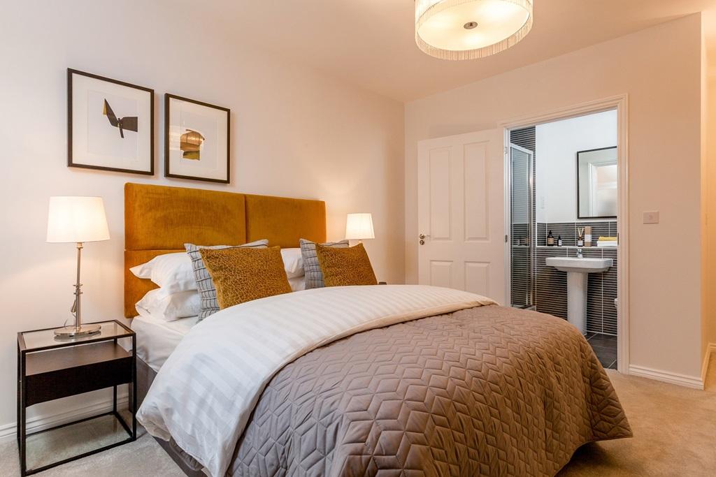 The main bedroom features an en suite shower room