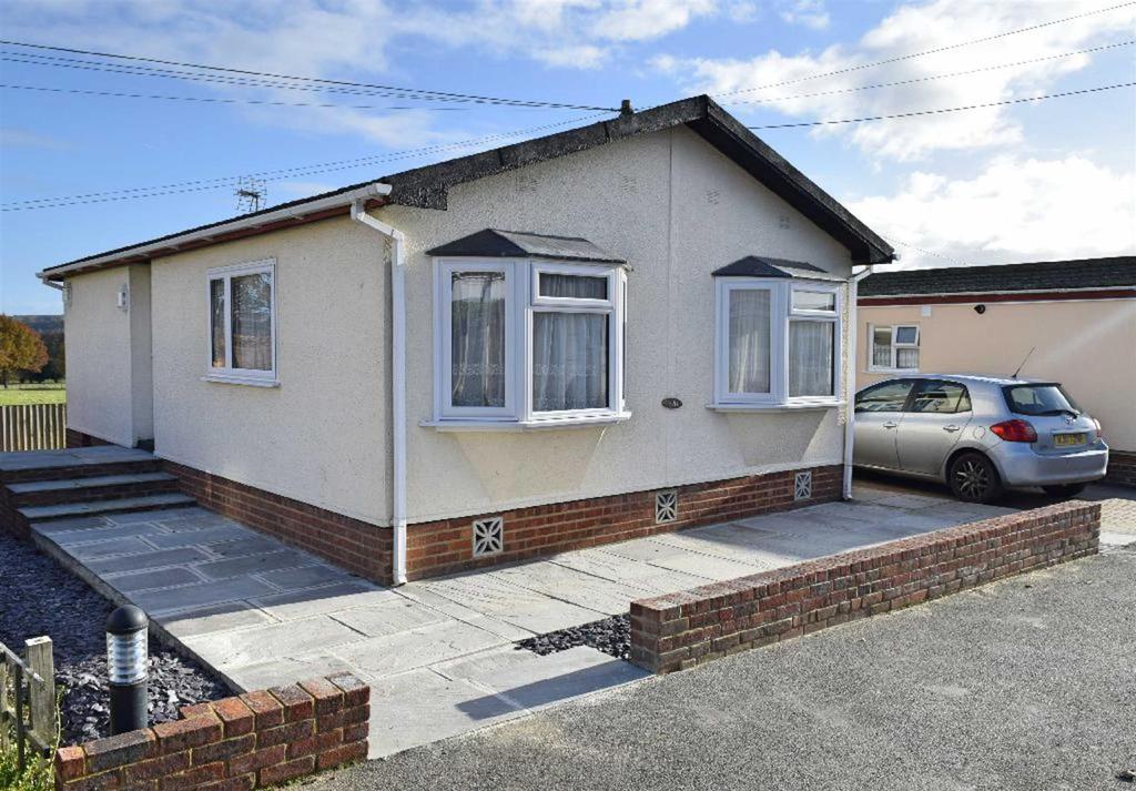 Dunton Green 2 bed park home £169,950