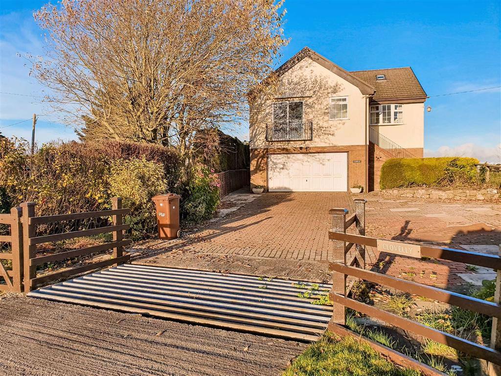 Bryn Teg Estate, Brynford, Flintshire, CH8 3 bed detached house £375,000