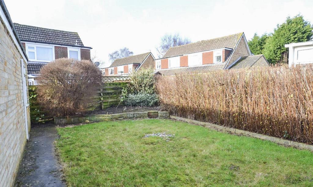 19 Windsor Drive, Wigginton 2 bed semidetached bungalow £825 pcm (£190 pw)