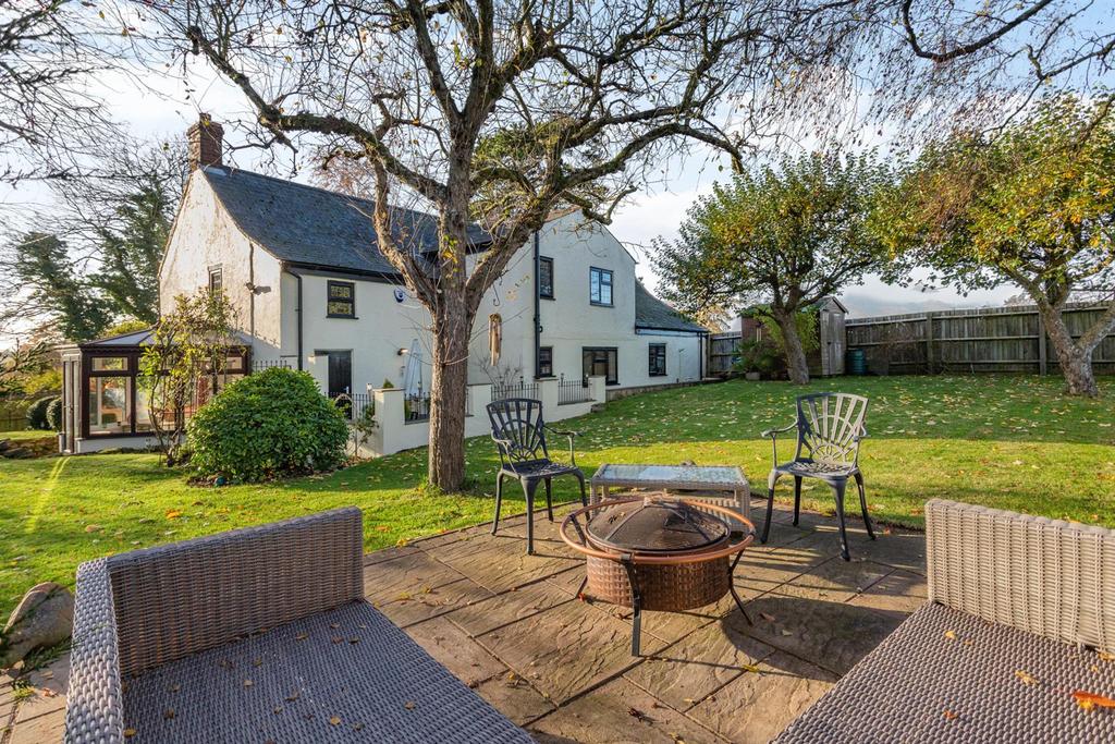 Horton Road, Hackleton, Northamptonshire, NN7 2AW 4 bed cottage £750,000