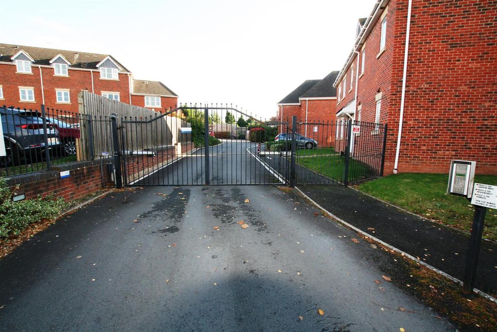 Meadowsuitehouse,5parking.JPG