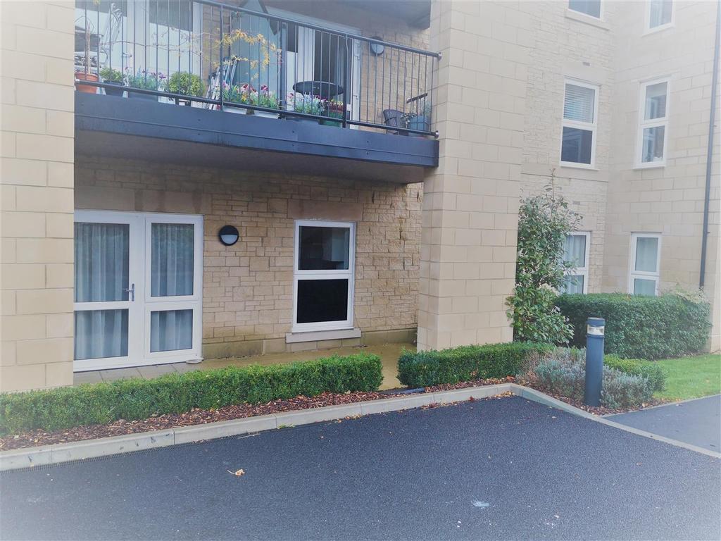 Meadowsweet Place, Spa Road, Melksham 2 bed apartment £300,000