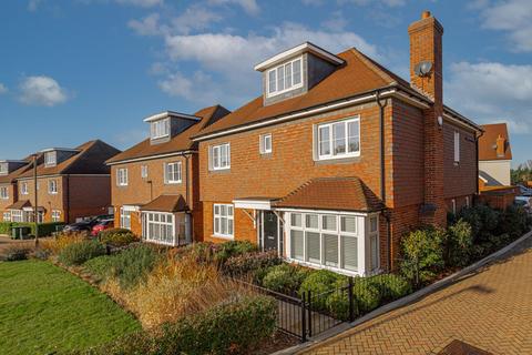 8 Halliday Close, Epsom, KT17 1AZ