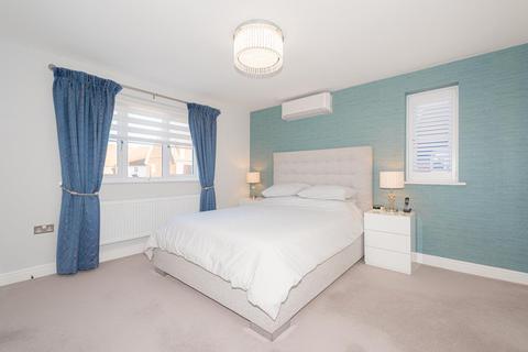 8 Halliday Close, Epsom, KT17 1AZ
