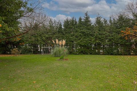 6 Freshmount Gardens, Epsom, KT19 8RF