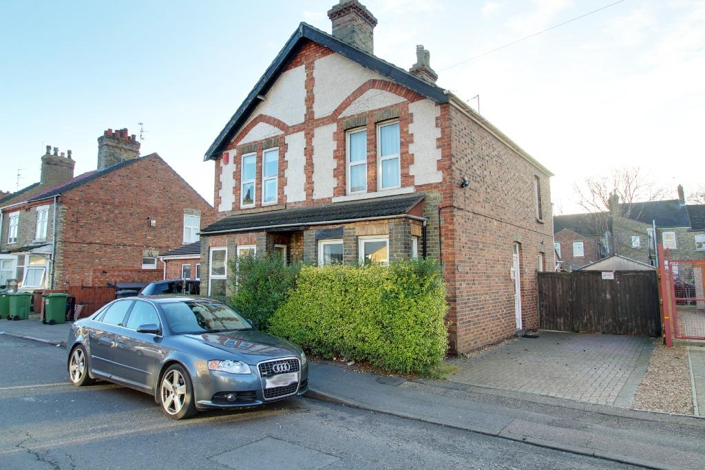 3 bedroom semi-detached house to rent