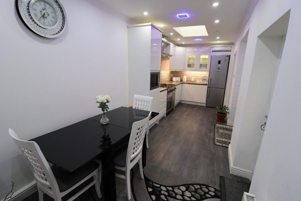 Queens Park Road, Blackburn, BB1 4 bed terraced house £195,000