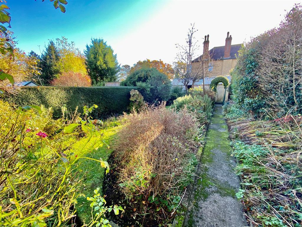 Olive Grove, Dursley, GL11 4EU 3 bed terraced house £240,000