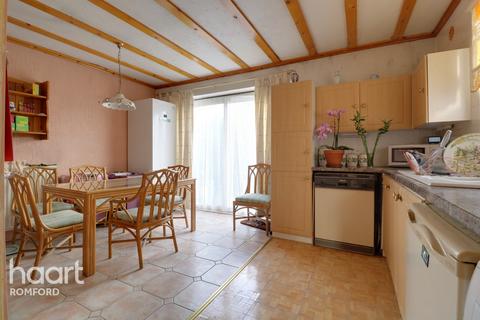 27 Park Crescent, Hornchurch, RM11 1BJ