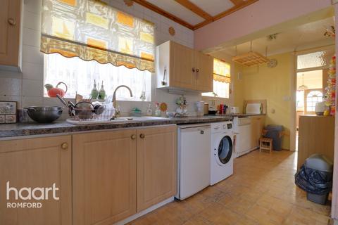 27 Park Crescent, Hornchurch, RM11 1BJ