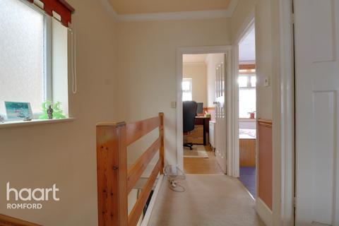 27 Park Crescent, Hornchurch, RM11 1BJ