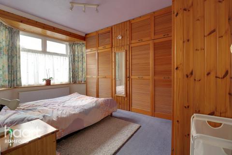 27 Park Crescent, Hornchurch, RM11 1BJ