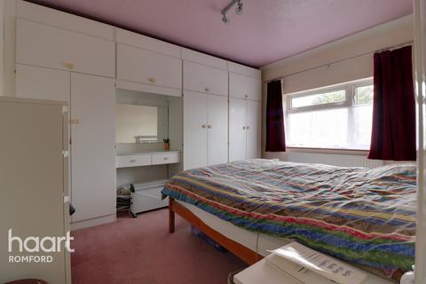 27 Park Crescent, Hornchurch, RM11 1BJ