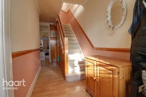 27 Park Crescent, Hornchurch, RM11 1BJ