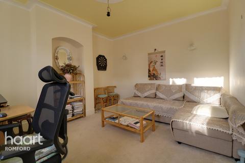 27 Park Crescent, Hornchurch, RM11 1BJ
