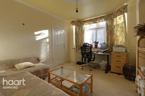 27 Park Crescent, Hornchurch, RM11 1BJ