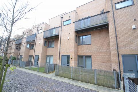 3 bedroom townhouse to rent, Betsham Street,, Hulme, Manchester. M15 5JN