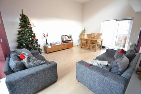 3 bedroom townhouse to rent, Betsham Street,, Hulme, Manchester. M15 5JN