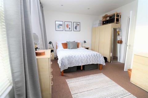 2 bedroom flat to rent, Fairbridge Road, London