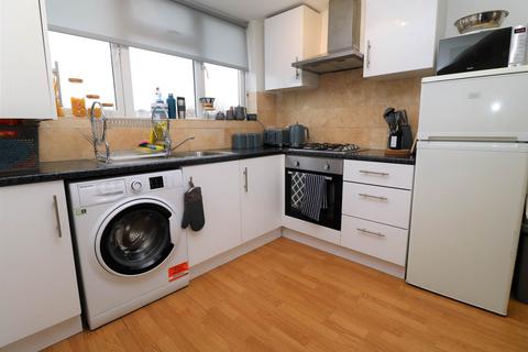 2 bedroom flat to rent, Fairbridge Road, London