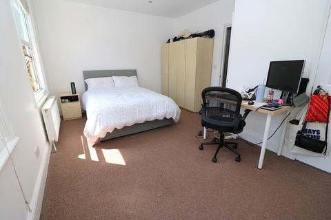 2 bedroom flat to rent, Fairbridge Road, London