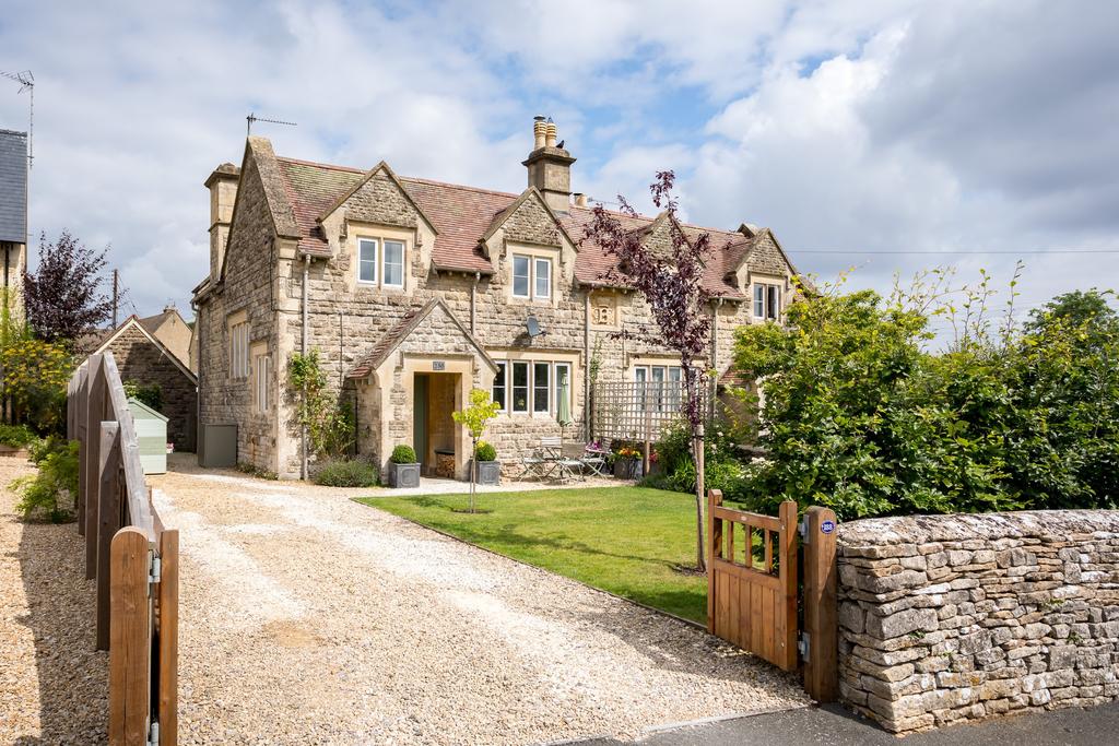 Station Road, Kemble GL7 3 bed semidetached house £450,000