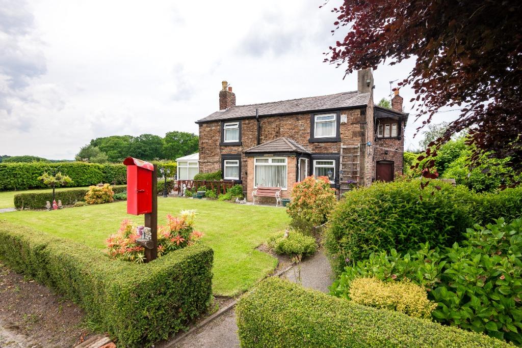 School Lane, Knowsley, L34 3 bed detached house £575,000