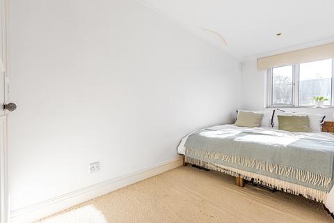 Flat B, 30 Holly Grove, London, SE15 5DF