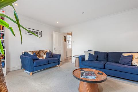 Flat B, 30 Holly Grove, London, SE15 5DF