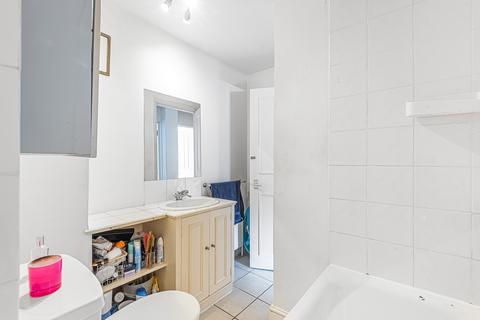 Flat B, 30 Holly Grove, London, SE15 5DF