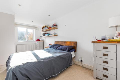 Flat B, 30 Holly Grove, London, SE15 5DF