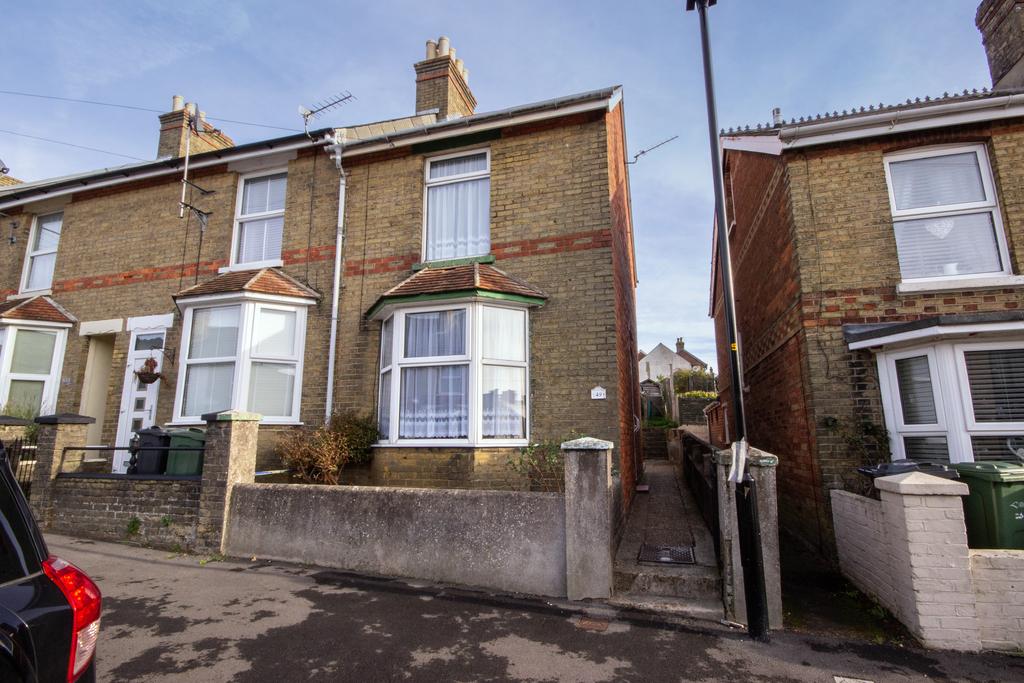 Kings Road, East Cowes 3 bed end of terrace house £170,000